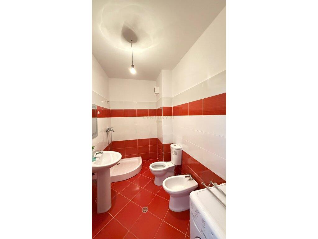 JEPET ME QIRA APARTAMENT 2+1 , PRANE STACIONIT TE TRENIT NE DURRES !