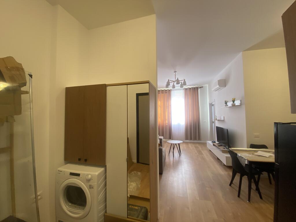 1+1,me post parkimi.shkolle e kuqe qender,cmimi 700 euro