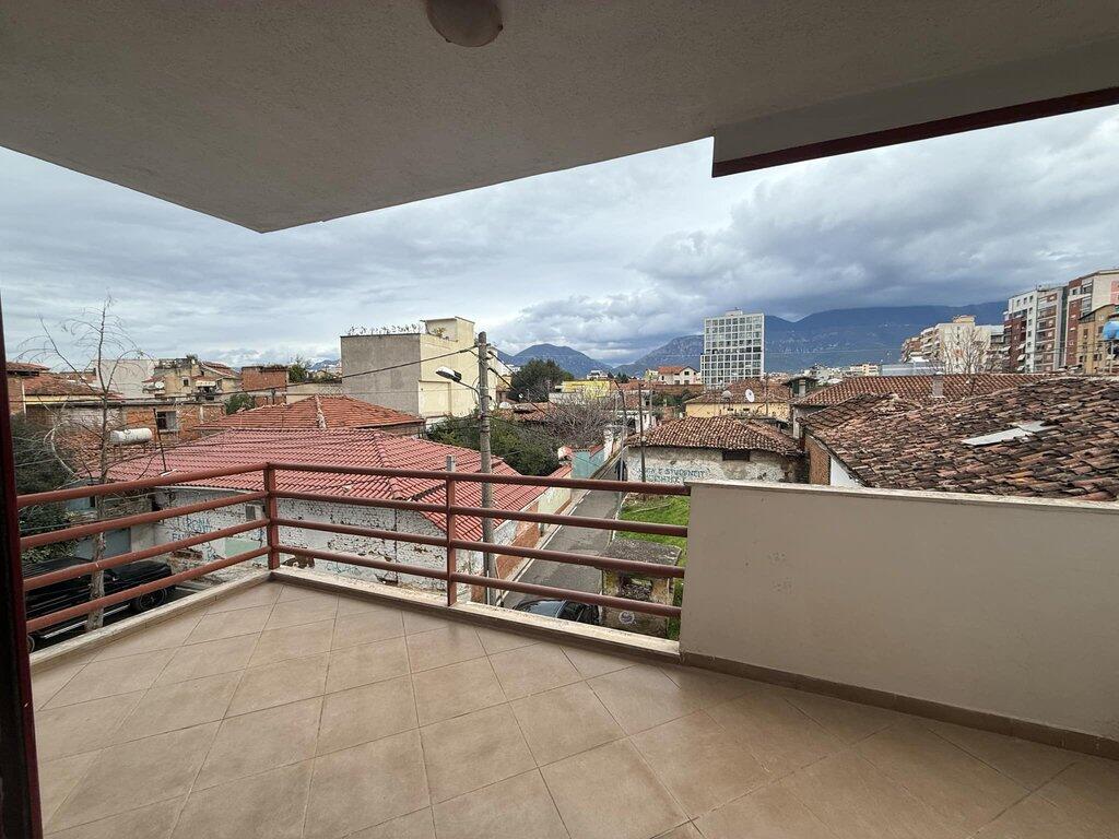 VENDIAMO APPARTAMENTO 2+1+2 VICINO AL CENTRO!