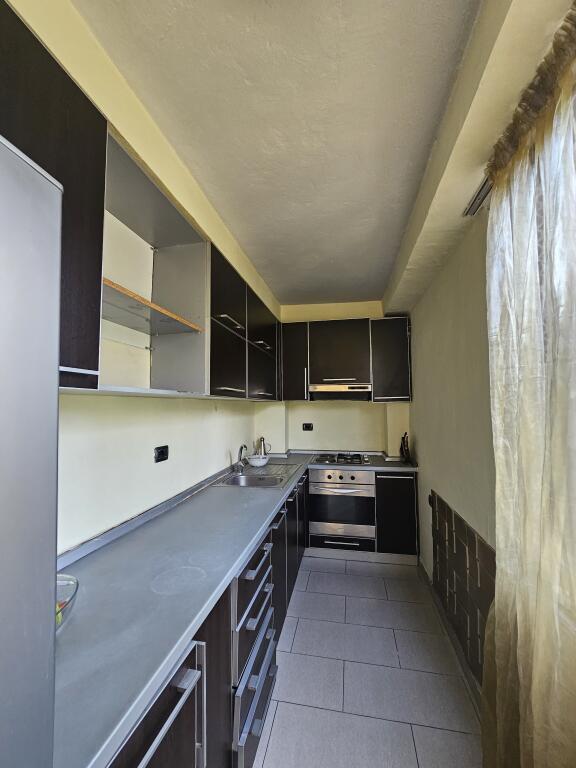 Jepet me Qera: *2+1+2wc* *(📍21 dhjetori - perballë inxhinjerisë së ndërtimit )* - Kt 2 - Pllt. I vjeter  - *600€/Muaj*
