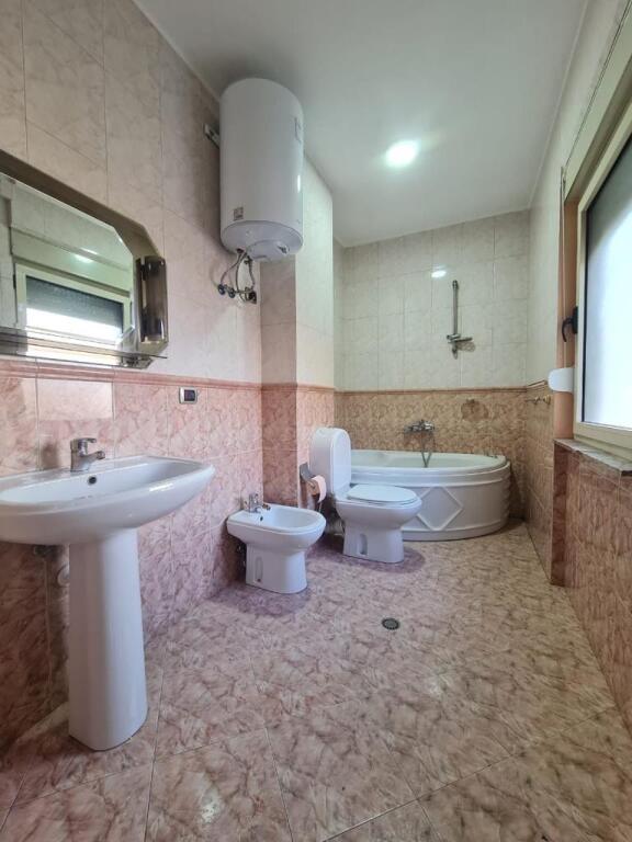 Shitet Apartamen 3+1+2 Blv Zogu i I