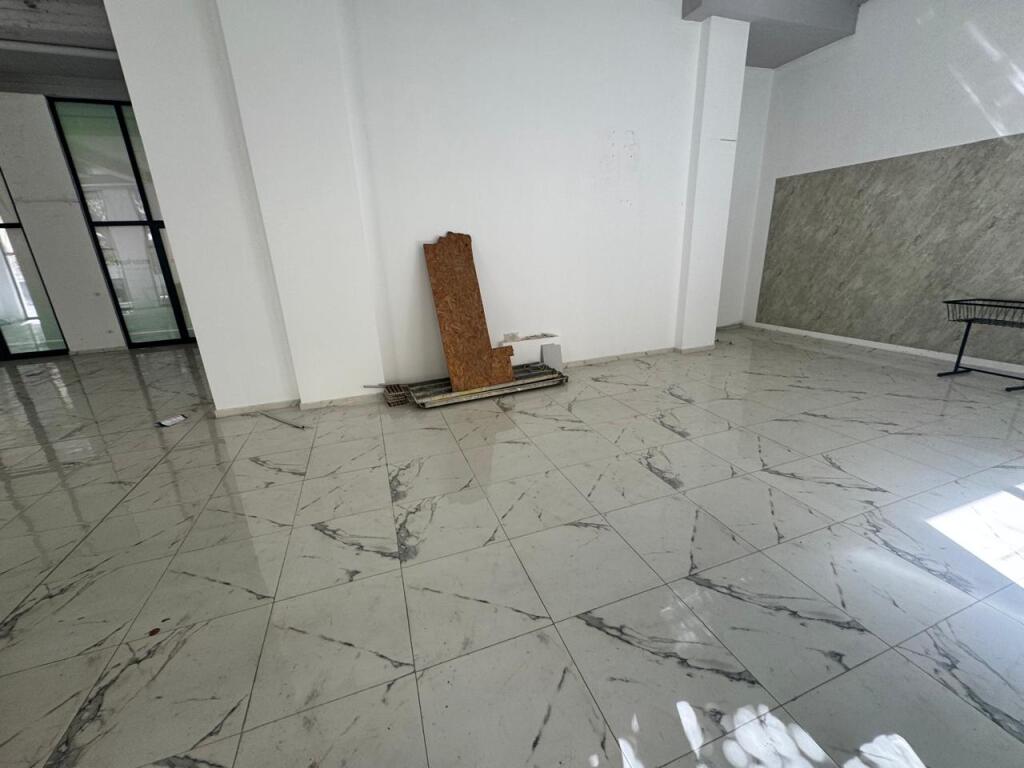 Jepet me qera dyqan (ambient biznesi) 170 m2 prane Irfan Tominit