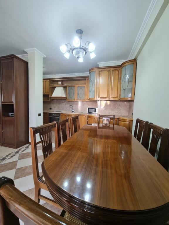 Shitet Apartamen 3+1+2 Blv Zogu i I