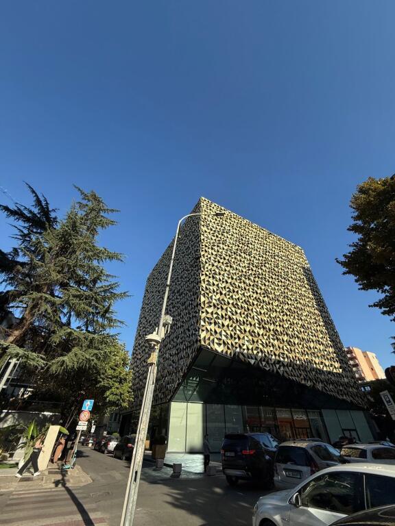 ZYRE ME QERA 305.8 M2 BLLOK 9925 EURO NETO