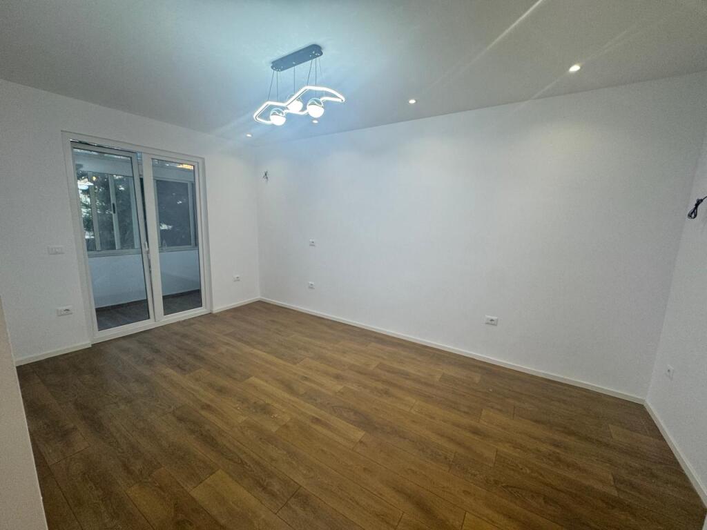We rent an empty 2+1+2 apartment for offices at Myslym Shyri