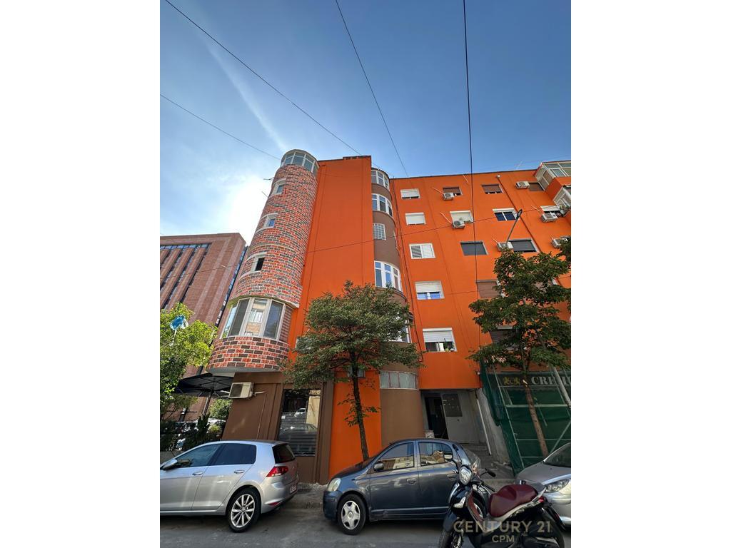 PRANE RRUGES SE KOSOVAREVE JAPIM ME QIRA APARTAMENT 2+1+2