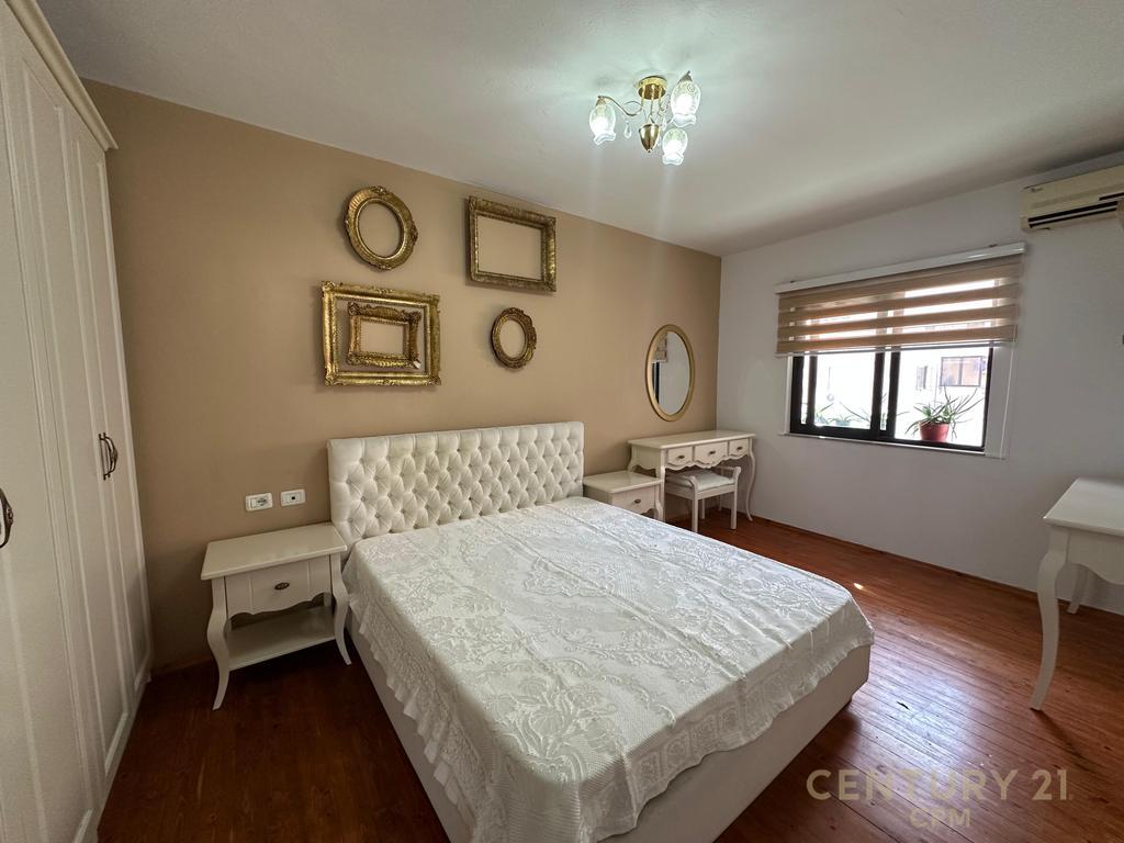 PRANE RRUGES SE KOSOVAREVE JAPIM ME QIRA APARTAMENT 2+1+2