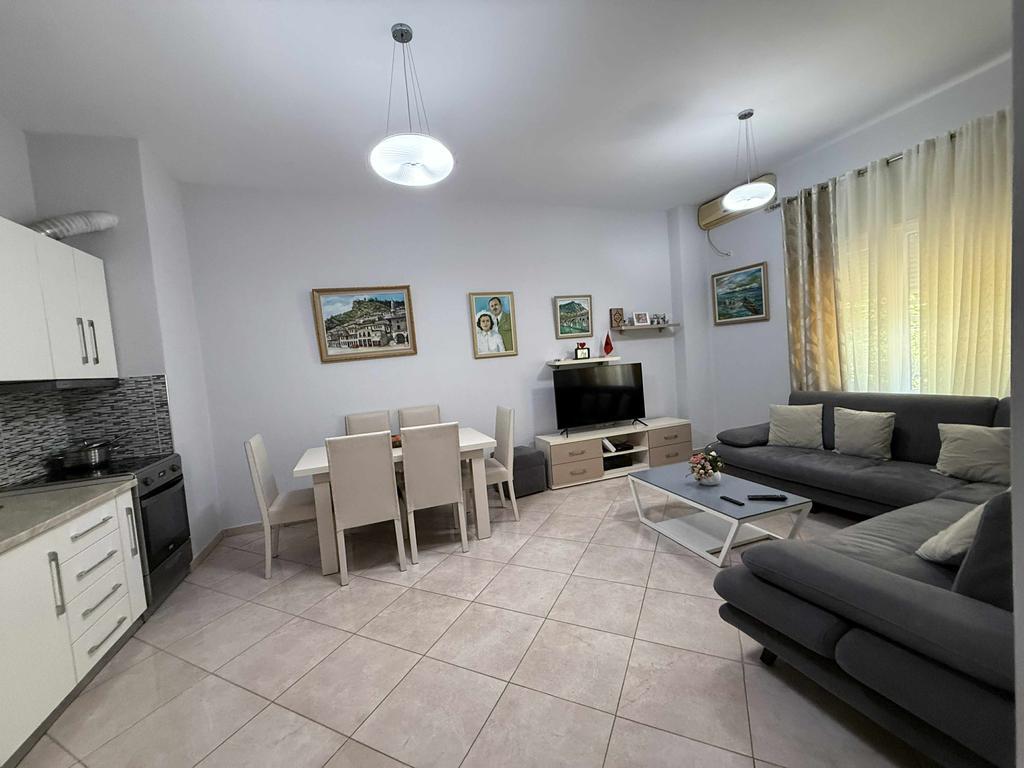 FRESKU, VENDIAMO APPARTAMENTO 2+1+2+ CORTILE