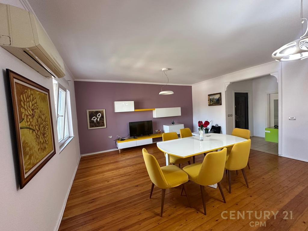 PRANE RRUGES SE KOSOVAREVE JAPIM ME QIRA APARTAMENT 2+1+2