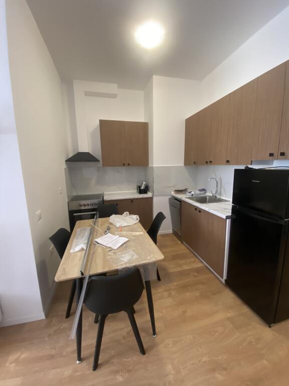 1+1,me post parkimi.shkolle e kuqe qender,cmimi 700 euro
