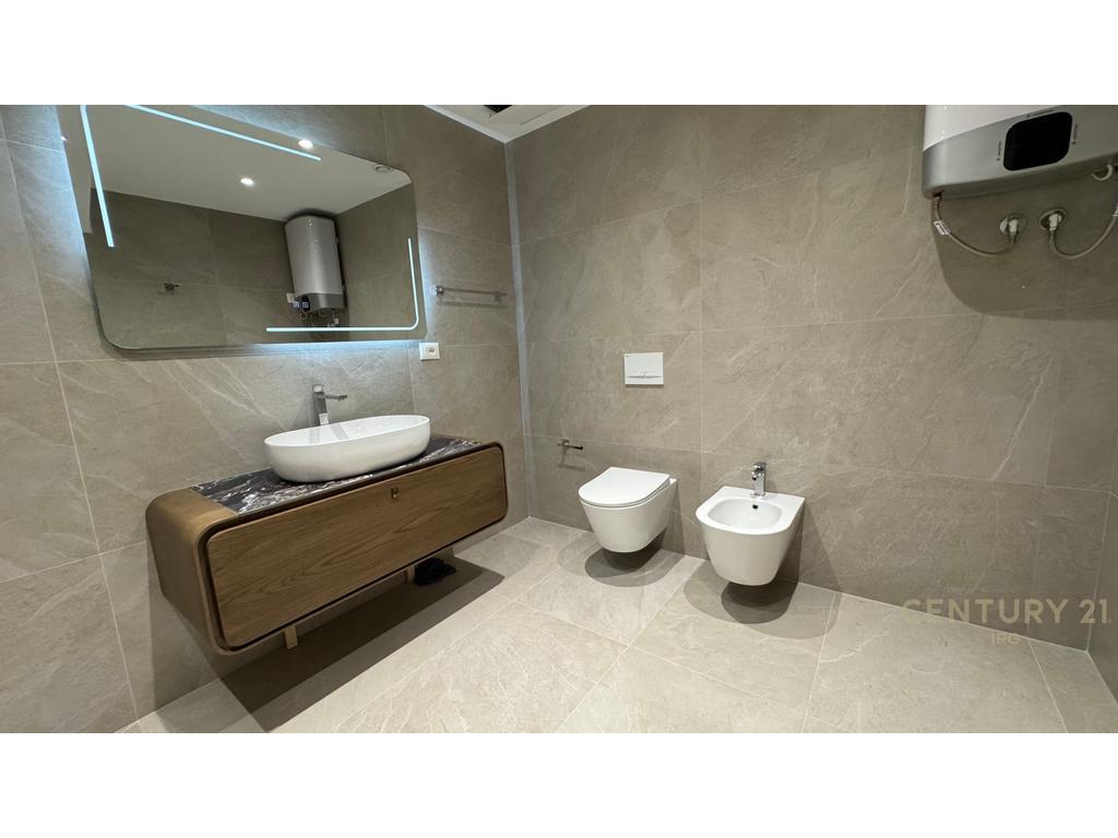 DUPLEX DI LUSSO IN AFFITTO  POSTO AUTO A KODRA E DIELLIT! 1.500 € /Mese