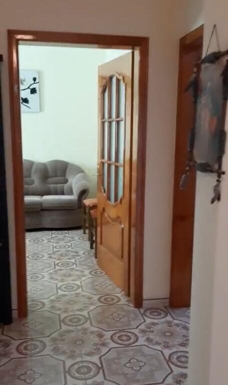 Jepet me qera apartamenti 2+1 Rruga gjon mili , rruga siri kodra  Cmimi: 400 mije leke 