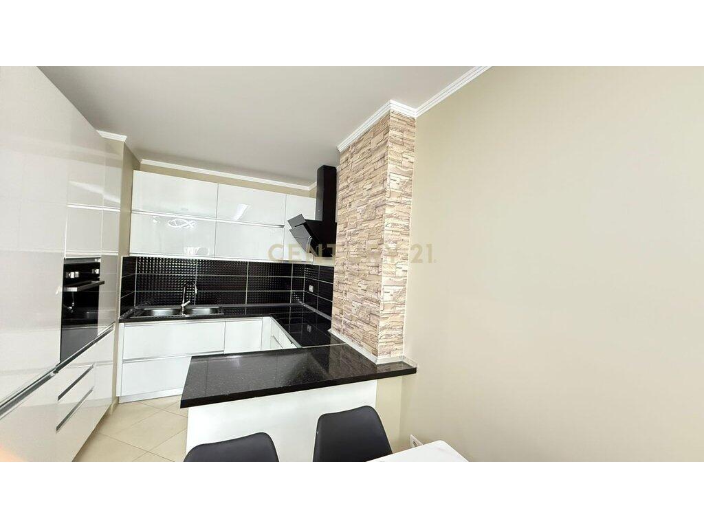 JEPET ME QIRA APARTAMENT 2+1 , PRANE STACIONIT TE TRENIT NE DURRES !