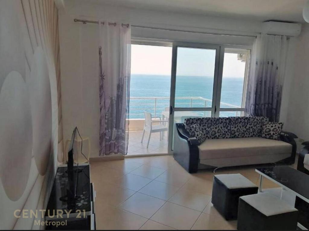 Shitet apartament me pamje nga deti në Sarandë