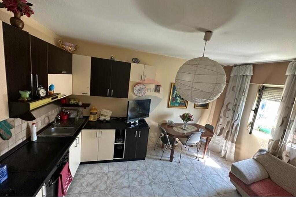 Apartament 2+1 në Qendër, përballë Bankës