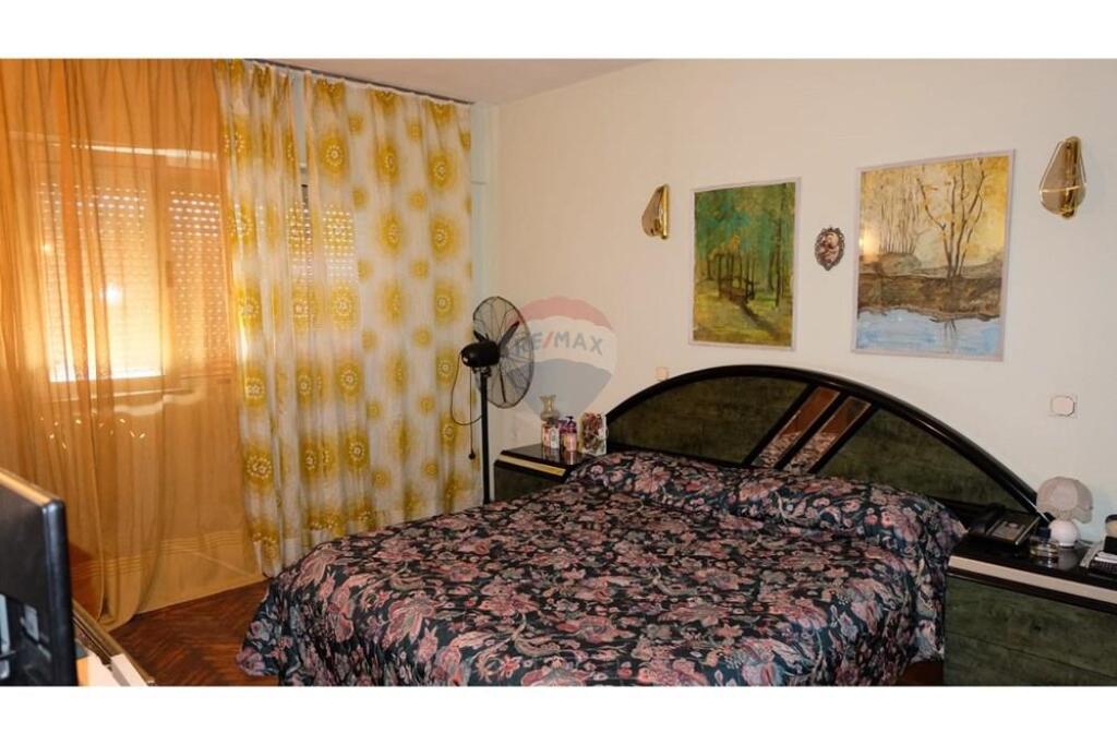 Apartament 2+1 në Qendër, përballë Bankës