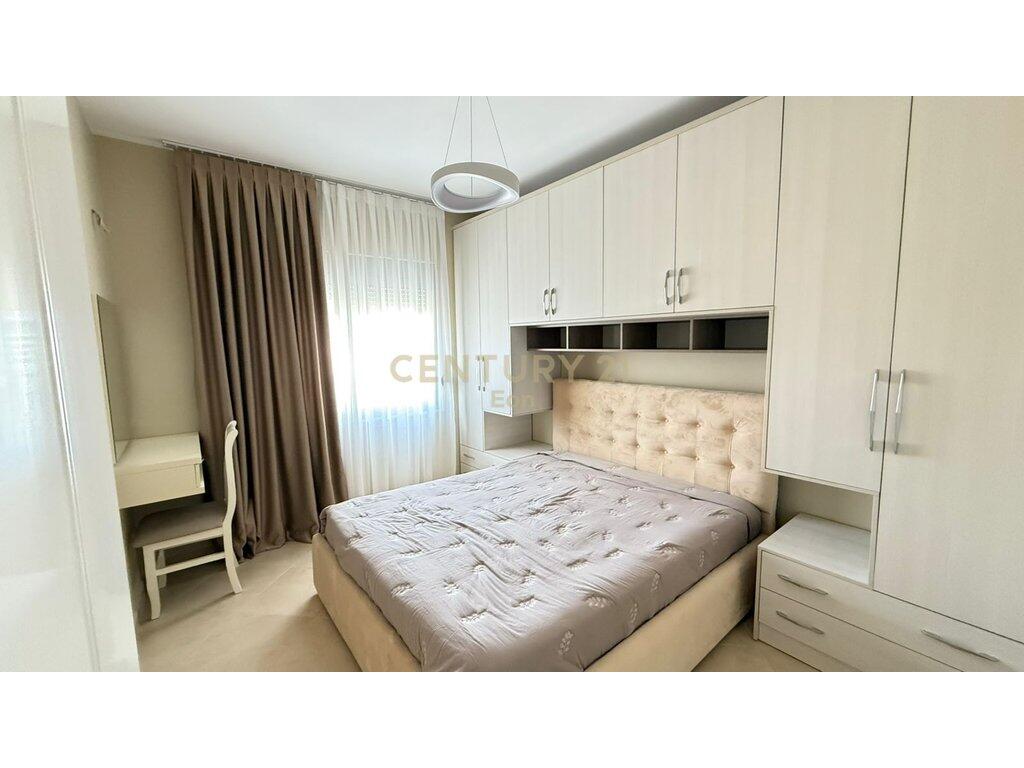 JEPET ME QIRA APARTAMENT 2+1 , PRANE STACIONIT TE TRENIT NE DURRES !
