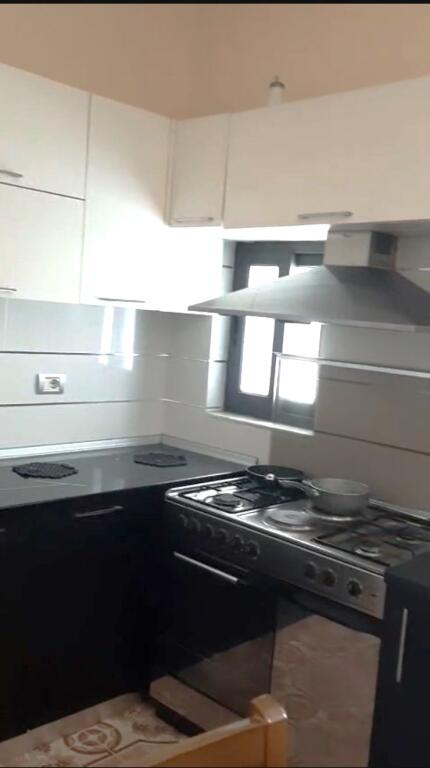 🏠Ne zonen e Siri Kodres,Rr.Gjon Mili jepet me qera kati i II-te i nje vile,1+1,i mobiluar 40,000Leke
