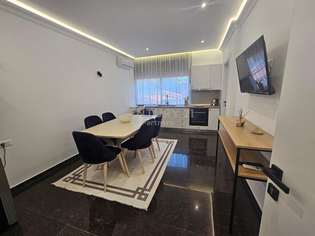 Apartament 2+1 me 3 banjo, kuzhinë të veçantë – Shumë afër qendrës, Rruga Siri Kodra! 1,000 € /muaj