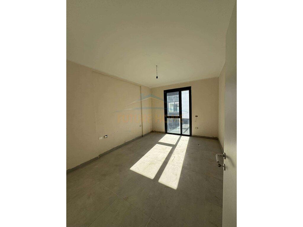 Shitet , Apartament 1+1+post parkimi , Liqeni i Thatë