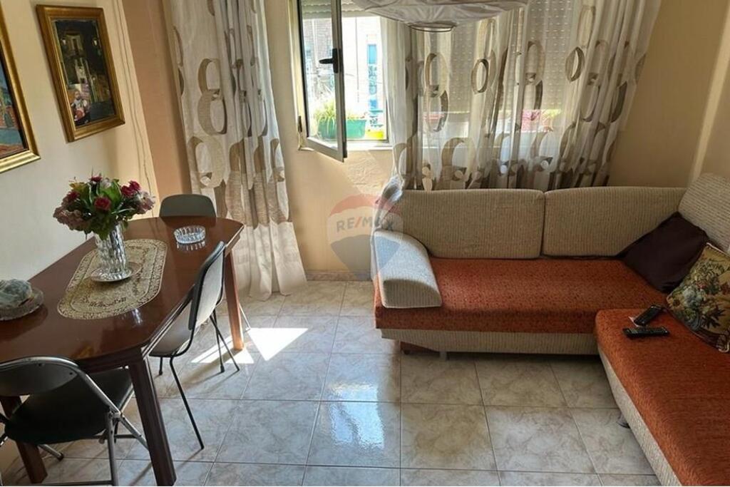 Apartament 2+1 në Qendër, përballë Bankës