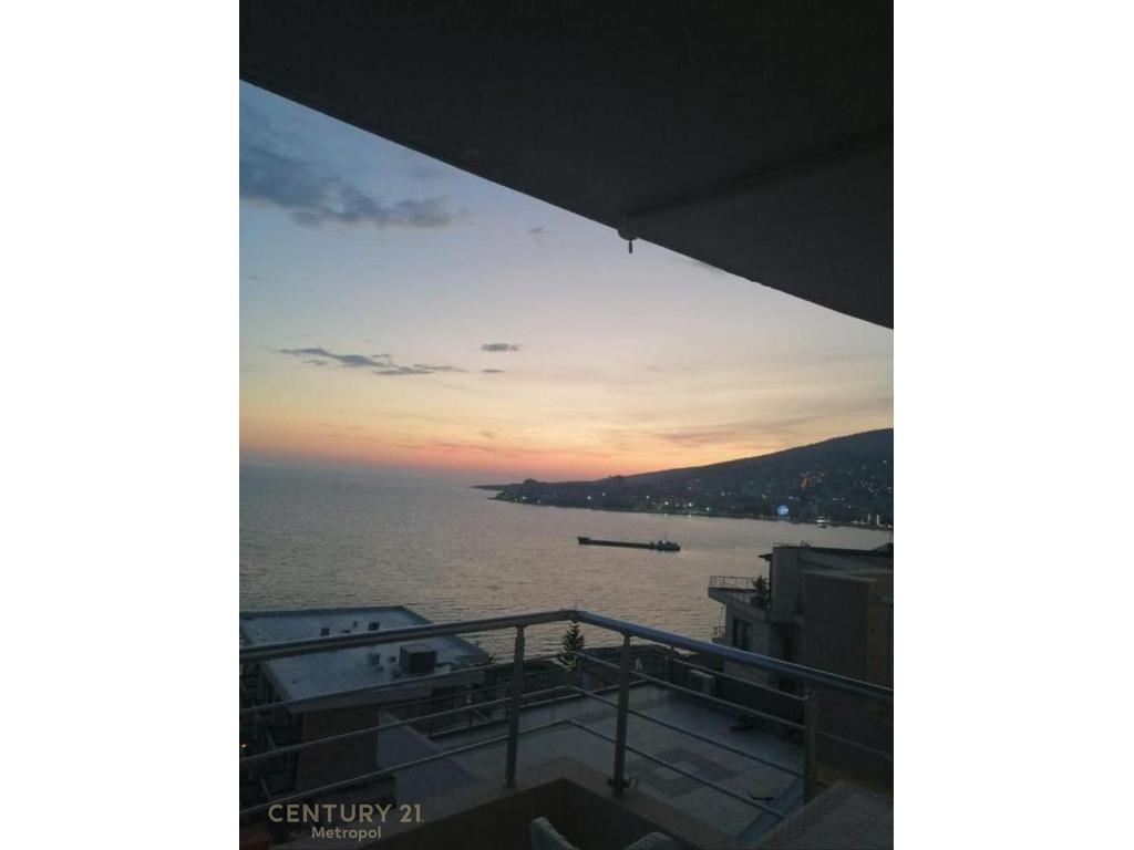 Shitet apartament me pamje nga deti në Sarandë