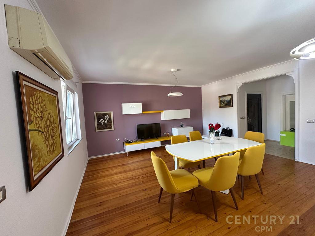 PRANE RRUGES SE KOSOVAREVE JAPIM ME QIRA APARTAMENT 2+1+2