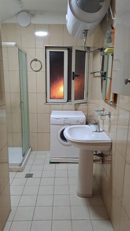 Jepet me qera apartamenti 1+1 prane hotel mondial , 21 dhjetori Cmimi: 480 mije leke