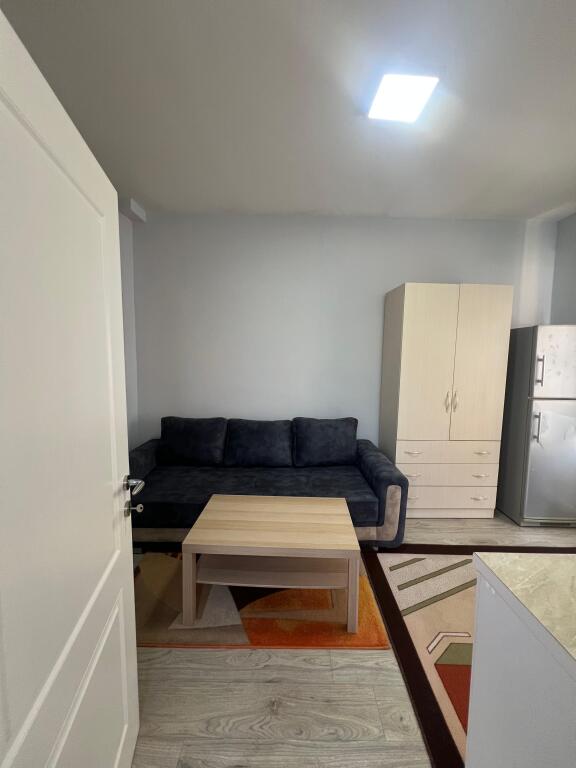 JEPET ME QIRA GARSONIERE 🏢KATI I 3 NE VILE PRIVATE 📍RRUGA DRITAN HOXHA/ISH FUSHA E AVIACIONIT 💶 ÇMIMI :25.000 LEKE/MUAJ *VETEM PER 1 VAJZE!