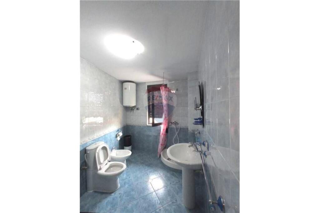 Apartament+Parkim - Për Qira - Qender
