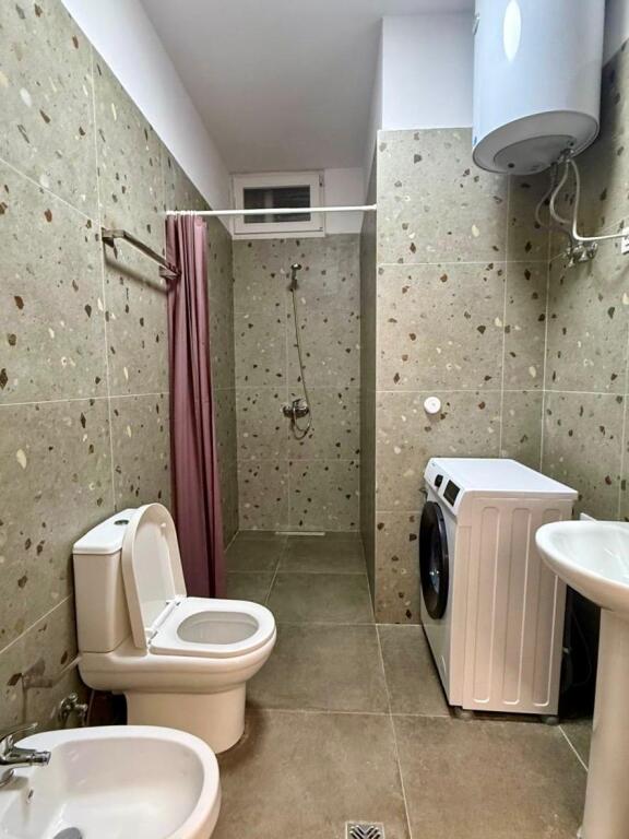 🏢Nella zona di 5 Maj, vicino alla Scuola Tirana Jone, si affitta appartamento, 2+1+2+posto auto, arredato 65.000 Leke 