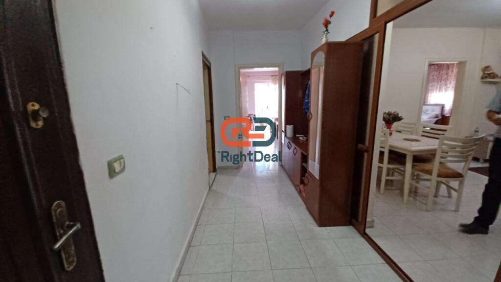 Ne Laprake Tek Pallatet E Arabit , Shitet Apartament 2+1, Me Planimetri Te Rregullt Dhe Hapesira Te Bollshme!