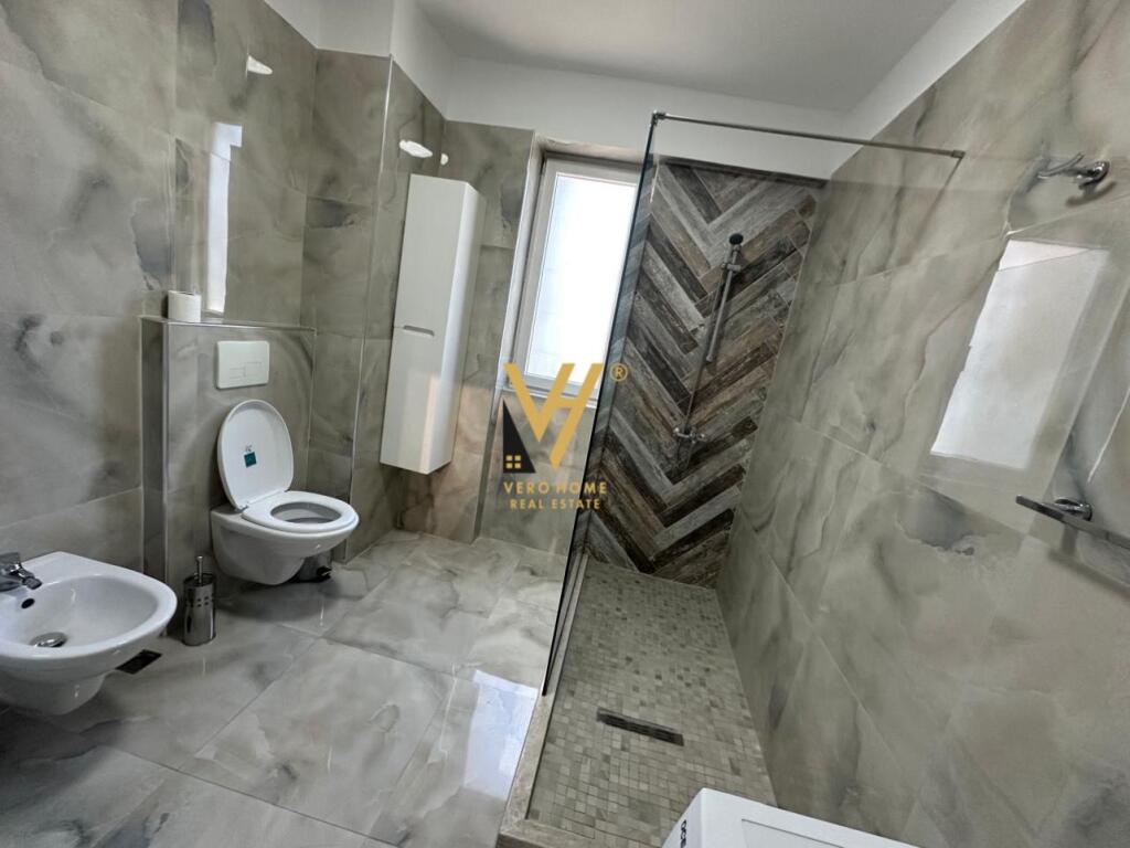 JEPET APARTAMENT 3+1+2+BLK ME QERA TE ISH EKSPOZITA 1.300 EURO
