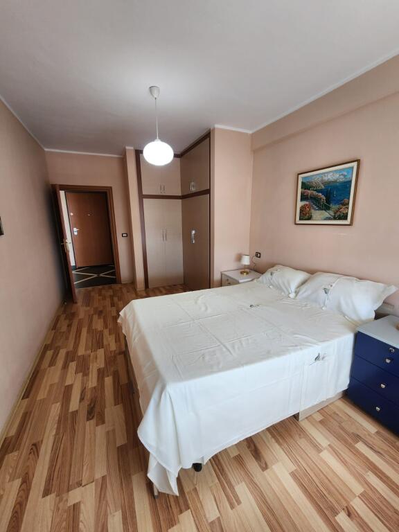 Jepet me qera super apartament 1+1 prane Stacionit Trrenit