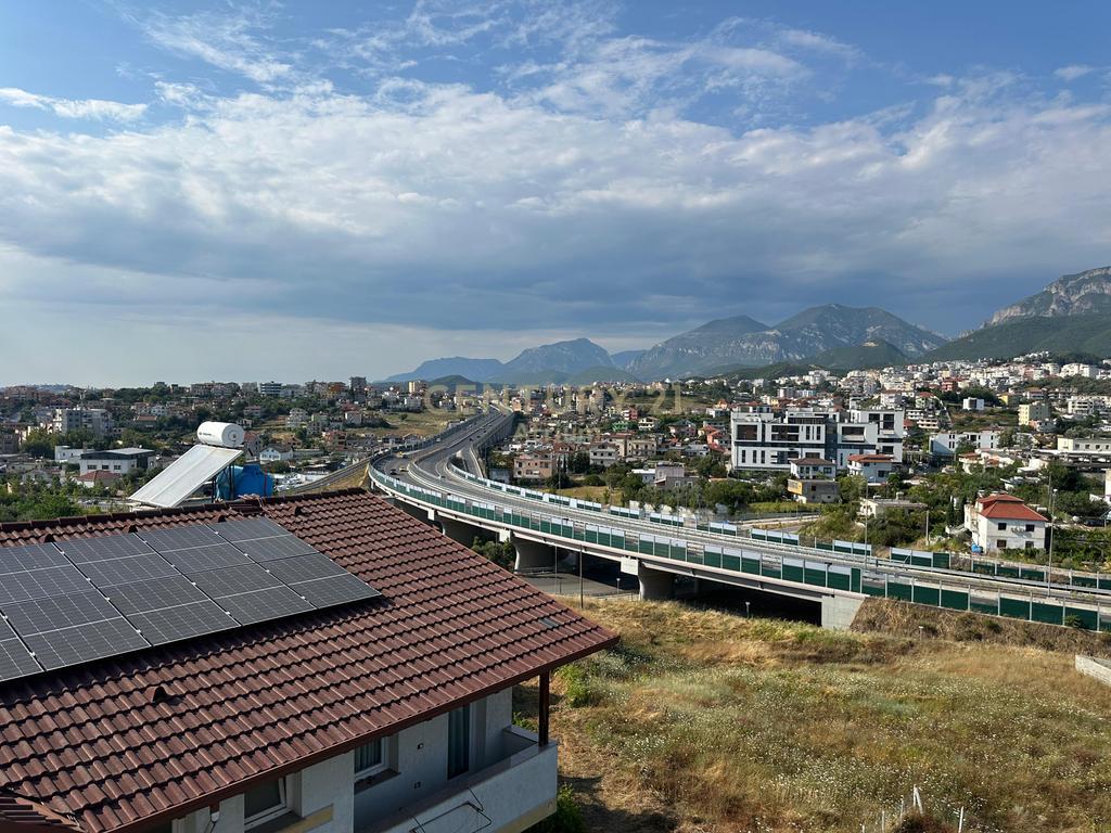 Affittasi appartamento premium 2+1 con veranda e posto auto nel centro di Tirana!