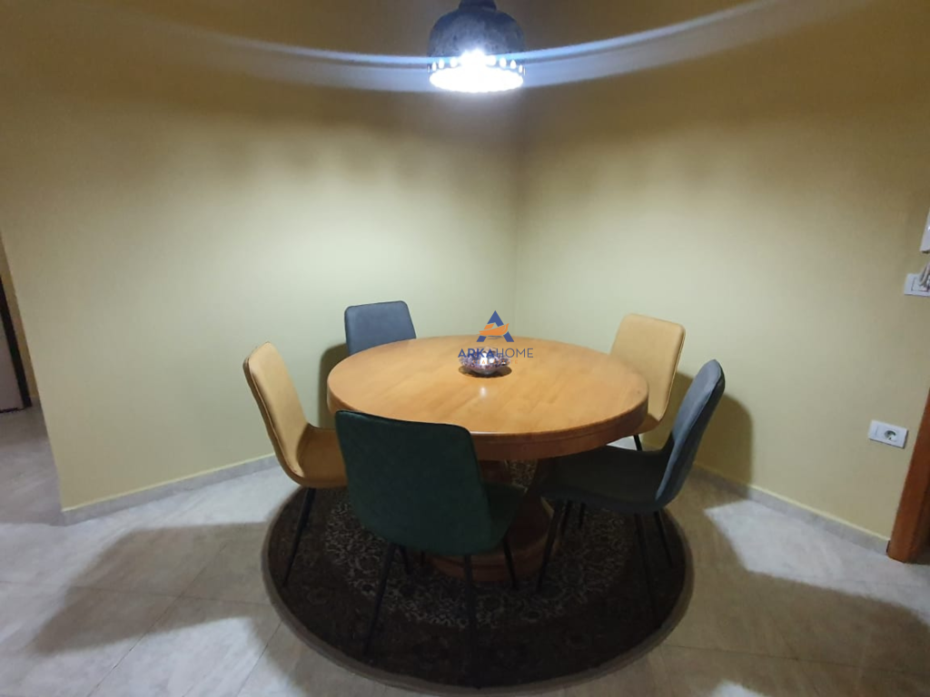 JEPET APARTAMENT ME QERA 3+1+BALLKON "RRUGA FROSINA PLAKU, ISH PARKU" 800 EURO.