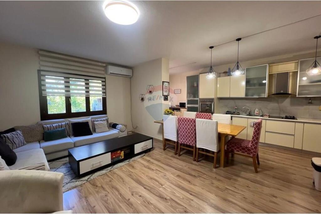 Apartment 3+1 for sale near Komuna e Parisit