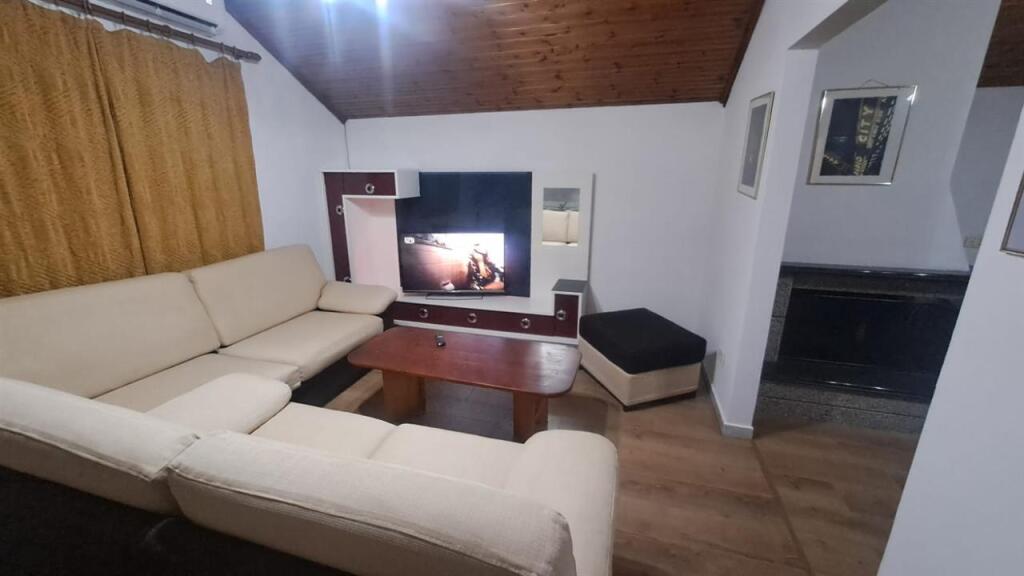 Jepet me qera apartamenti 1+1 prane hotel mondial , 21 dhjetori Cmimi: 480 mije leke
