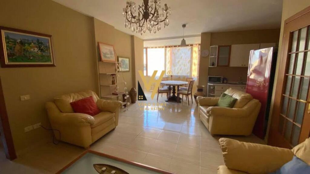 JEPET APARTAMENT 1+1+ANEKS ME QIRA TE RRUGA E BOGDANEVE 600 EURO