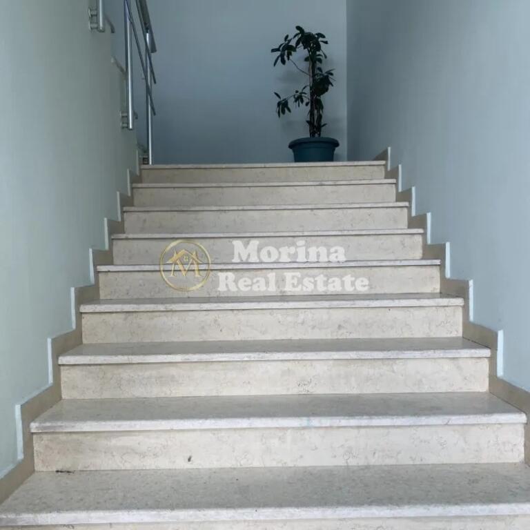 Qera, Ambient Biznesi, te Rruga Dritan Hoxha, 750 euro/muaj