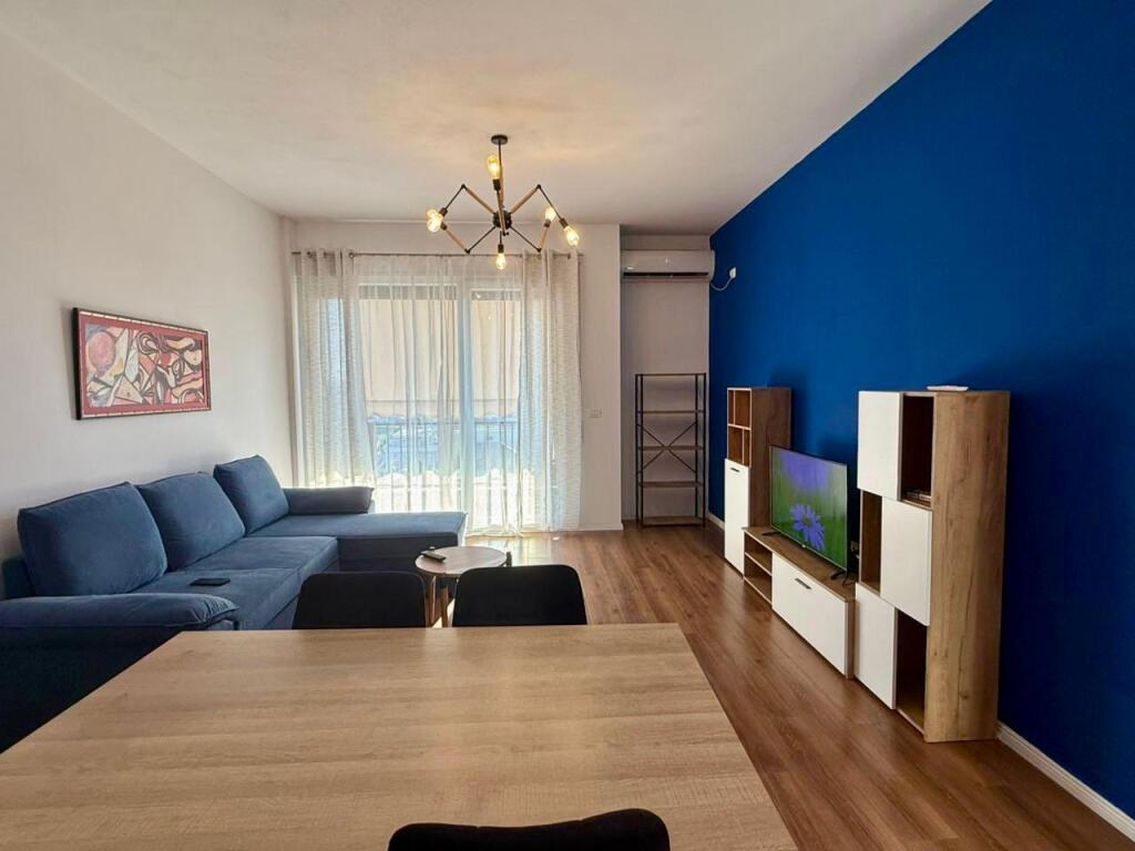 🏢Nella zona di 5 Maj, vicino alla Scuola Tirana Jone, si affitta appartamento, 2+1+2+posto auto, arredato 65.000 Leke 