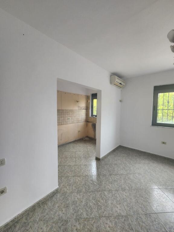 📢 Shitet Apartament 1+1 – Shkolla 1 Maj, Ali