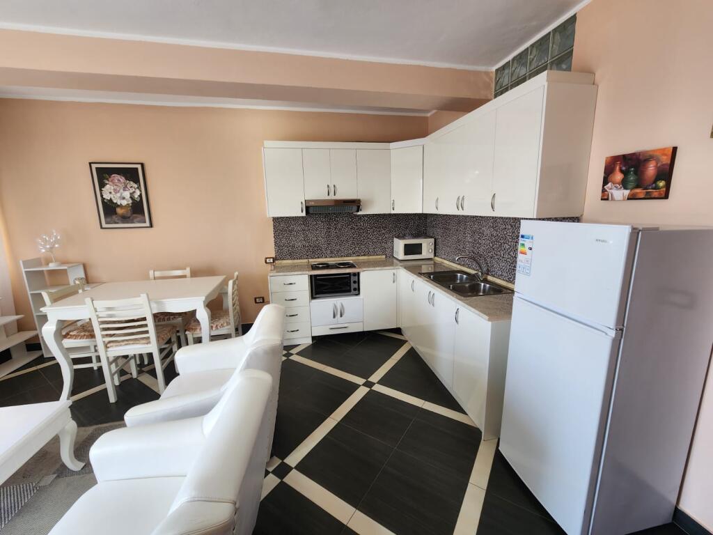 Jepet me qera super apartament 1+1 prane Stacionit Trrenit