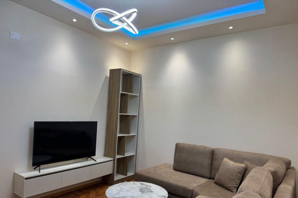 Jepet me qera Apartamenti 1+1  Ndodhet tek Rruga e Dibres prane Argjendari Niko 600 mije leke