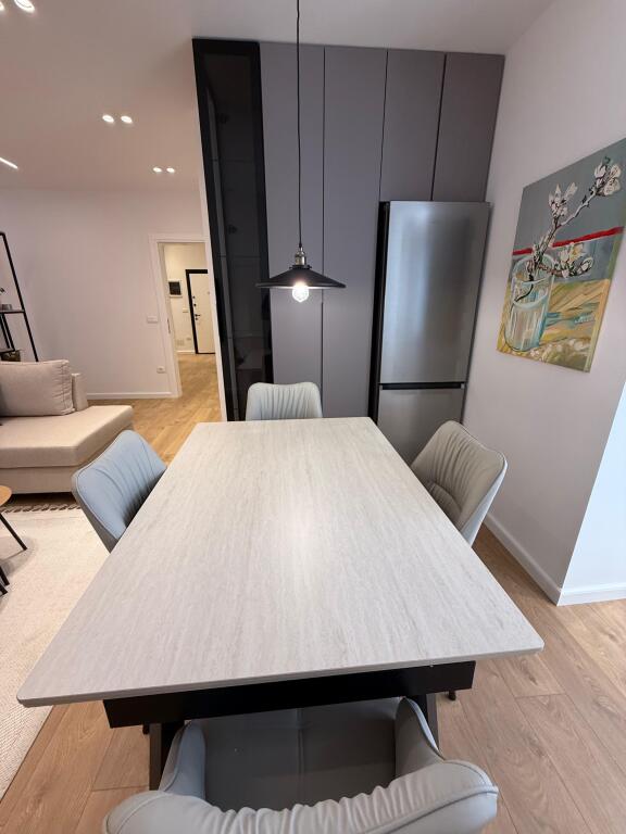 Japim me qira apartament 1+1 te Rruge e Durresit!