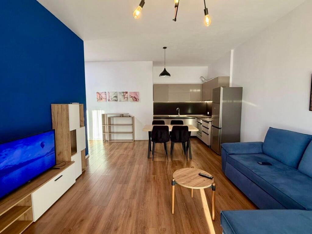 🏢Nella zona di 5 Maj, vicino alla Scuola Tirana Jone, si affitta appartamento, 2+1+2+posto auto, arredato 65.000 Leke 