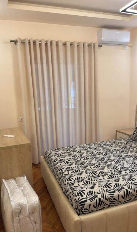 Jepet me qera Apartamenti 1+1  Ndodhet tek Rruga e Dibres prane Argjendari Niko 600 mije leke