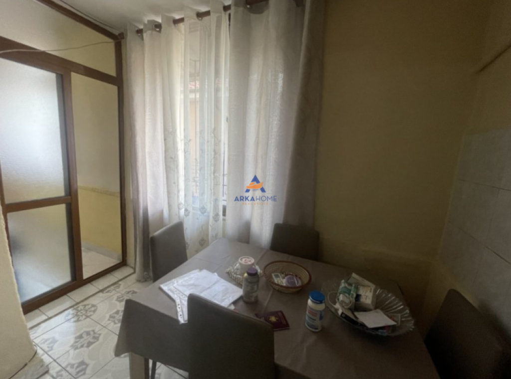 SHITET APARTAMENT 2+1+BALLKON " RRUGA RAMAZAN ZAKJA, XHAMLLIK" 130.000 EURO.