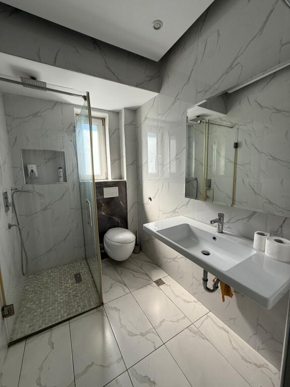 JEPET ME QERA APARTAMENT 2+1 PRANE BULEVARDIT ZOGU I PARE (TEK ARKIVA)