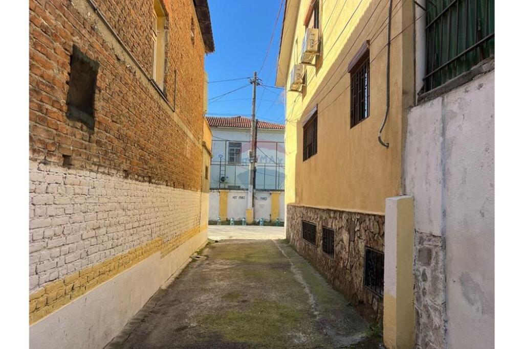 Shitet shtepi dy kateshte tek Shkolla e Kuqe